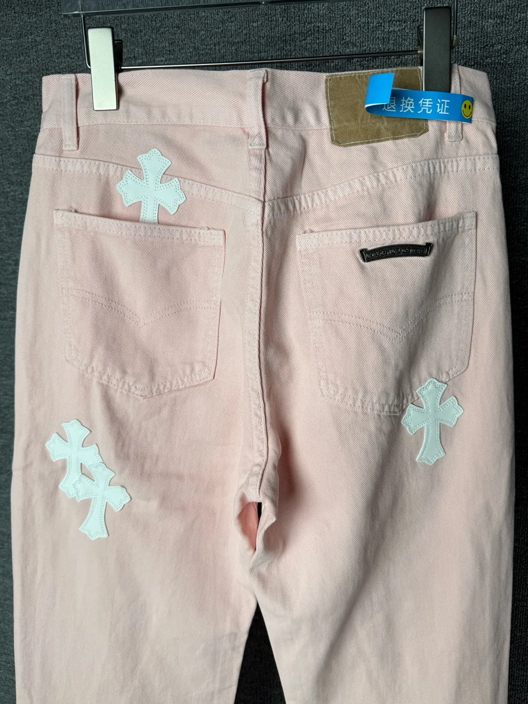 P270 💰 (Top version) Chrome hearts | CH Chrome hearts limited edition cherry blossom pink leather jeans for girls. Charming dopamine personality jeans. Indispensable for fashionistas. The same style for celebrities. A model touted by many bloggers. This new pair of pants is perfect both in shape and upper body. It is no exaggeration to say that making a pair of jeans is equivalent to making 20 pieces of short-sleeves. The fabric is made of high-quality imported denim. It has a unique high-end texture. I am very satisfied with it after washing and proofing several times. Color: Sakura pink Size: 28-30-32-34 (corresponds to S-M-L-XL)